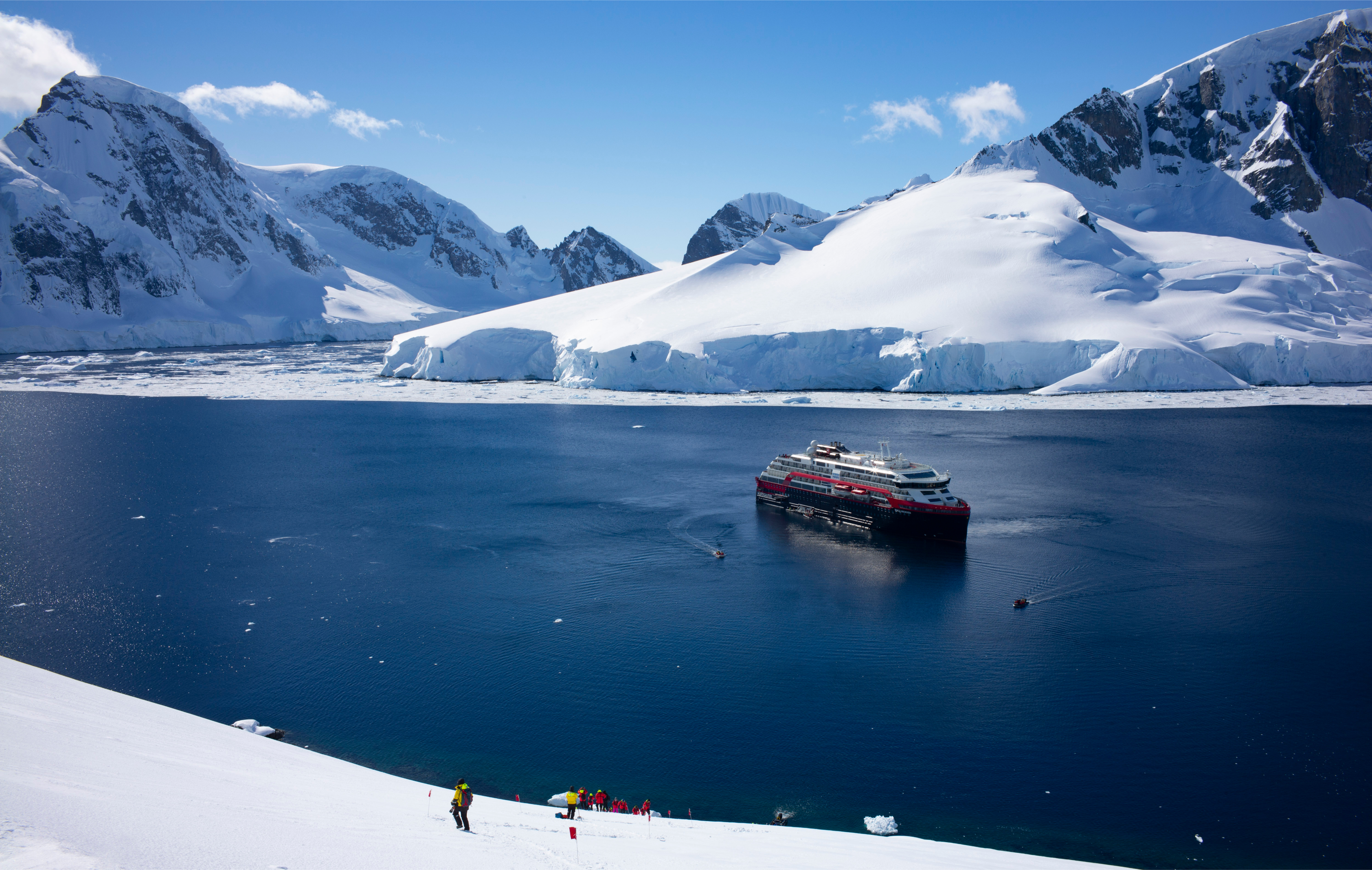 Landing-MS-Roald-Amundsen-Antarctica-HGR-140797-_Photo_Svai_AS_mfzgkm